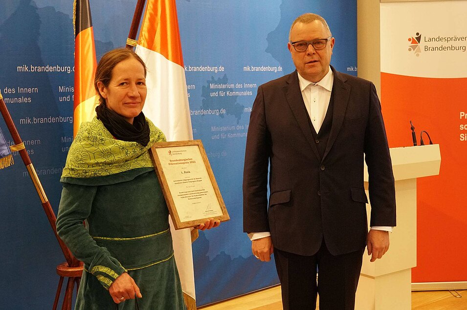 Michaela Rönnefahrt Neuruppiner Frauen für Frauen e.V. mit Minister Stübgen